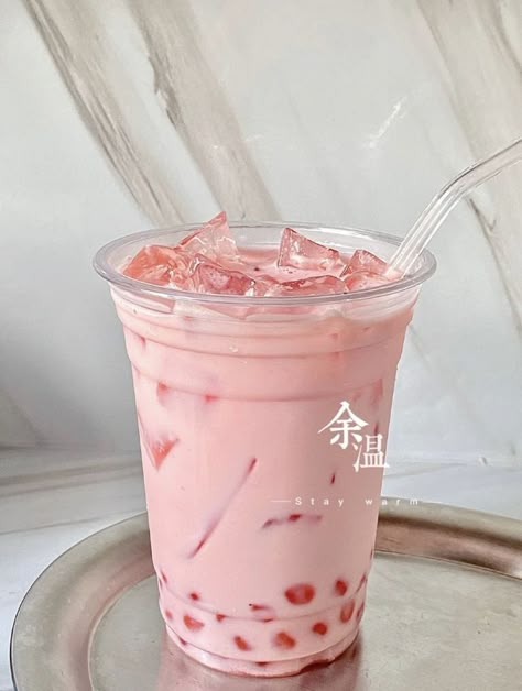 Cute Drinks, Bubble Tea Boba, Aesthetic Drinks, Bubble Milk Tea, Pink Drink, Cute Snacks, Pink Foods, Sweet Drinks, God Mat