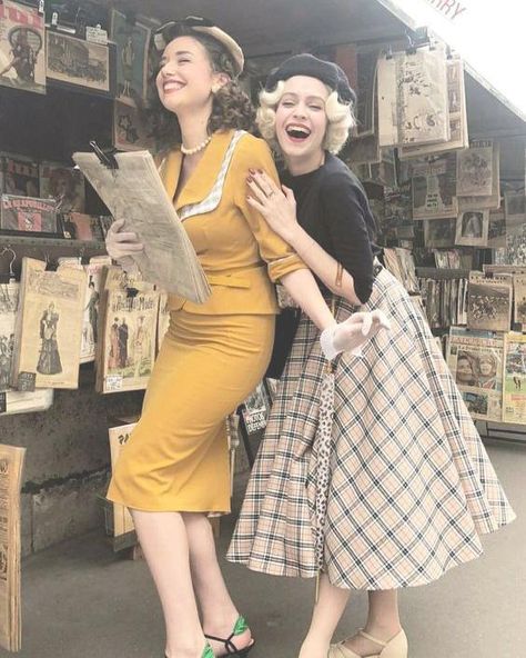 Born In The Wrong Era, Fashion Dress Up Games, Tea Length Bridesmaid Dresses, Vintage Fashion 1950s, Bollywood Dress, Fotografi Vintage, Look Retro, Fashion 1950s, Fashion Illustration Dresses