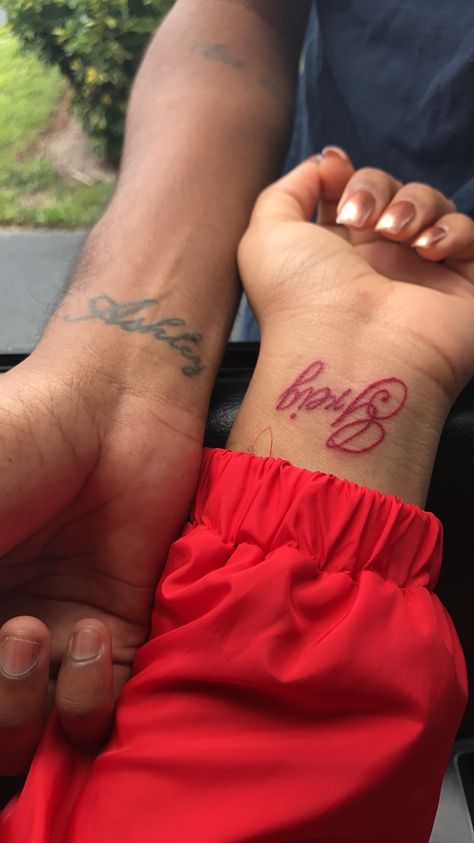 Names On Wrist Tattoos, Red Ink Name Tattoo, Name Tattoos Men, Couples Name Tattoos, Partner Name Tattoos, Red Name Tattoo, Girlfriend Name Tattoo, Boyfriend Name Tattoos For Women, Boyfriend Name Tattoo