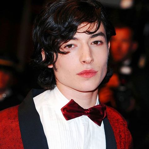 Ezra Miller Kevin, Grunge Boys, Ezra Miller, Two Faces, Conan Gray, Fantastic Beasts, Male Face, Cutie Patootie, Comedians