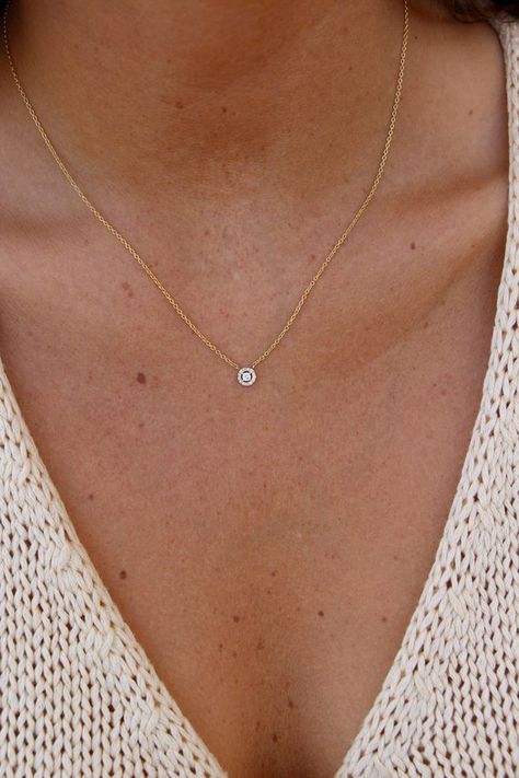 Diamond Halo Necklace, Diamond Yellow Gold Stud Necklace, Gold Diamond Stud Necklace, Halo Gold Diam Womens Necklaces Simple, Gambar One Direction, Wedding Rings Princess Cut, Bunny Necklace, Halo Necklace, Diamond Solitaire Necklace, Diy Crystals, Solitaire Necklaces, Simple Jewelry