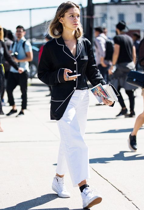 How to Wear White Jeans for a British Summer via @WhoWhatWearUK White Jeans Summer, How To Wear White Jeans, Pyjama Trend, Style Casual Chic, West Coast Fashion, White High Tops, Street Style Inspiration, 가을 패션, Pajama Top