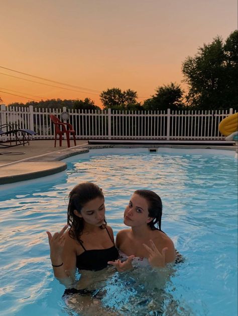 pool photo sunset aesthetic pic pose black bathing suit middle finger peace sign Aesthetic Bathing Suit Pictures, Pool Photos With Bestie, Swimming Pool Pictures With Friends, Bff Pool Pictures, Pool Aesthetic Friends, Pool Pics With Friends, Pool Friends Aesthetic, Swimming Pool Photo Ideas, Aesthetic Pool Pics