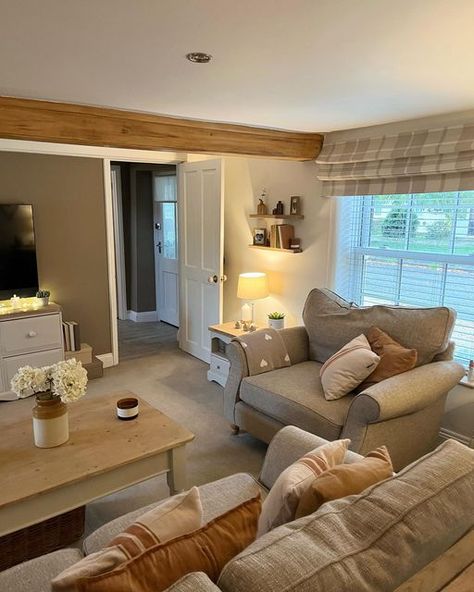 Cottage Interiors Living Rooms, Small Cottage Living Room, Cosy Cottage Living Room, Country Lounge, Small Cottage Interiors, Country Decor Ideas, Country Cottage Living Room, Cottage Lounge, Cottage Style Living Room