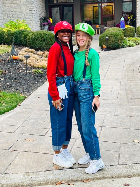 Diy Mario And Luigi Costume For Women, Spirit Week Teacher Outfits, Easy Mario And Luigi Costumes, Mario Women Costume, Girls Mario And Luigi Costumes, Duo Halloween Costumes Sisters, Halloween Costumes Mario And Luigi, Mario And Luigi Costumes Teen Girl, Mario And Luigi Girl Costumes