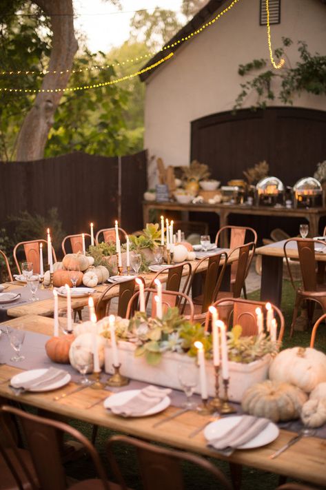 Patio Thanksgiving Dinner, Backyard Thanksgiving Dinner Decor, Large Thanksgiving Party, Large Thanksgiving Dinner Table, Backyard Thanksgiving Dinner, Outdoor Thanksgiving Dinner Party Ideas, Backyard Dinner Party Ideas, Fall Backyard Party, Outdoor Thanksgiving Dinner