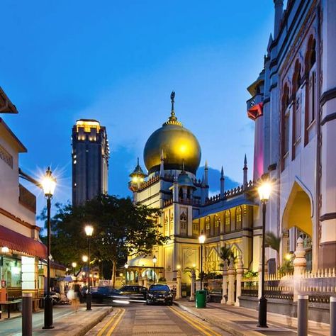 Kampong Gelam Kampong Glam, Live Music Bar, Singapore Guide, Sultan Mosque, History Of Singapore, Golden Dome, Singapore Food, Heritage Center, Old Street