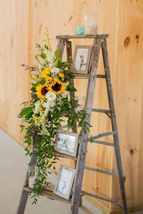 Sunflower Wedding Decorations, Rustic Sunflower Wedding, Sunflower Party, Old Ladder, Sunflower Themed Wedding, Deco Champetre, Orchid Wedding, Deco Floral, Sunflower Wedding