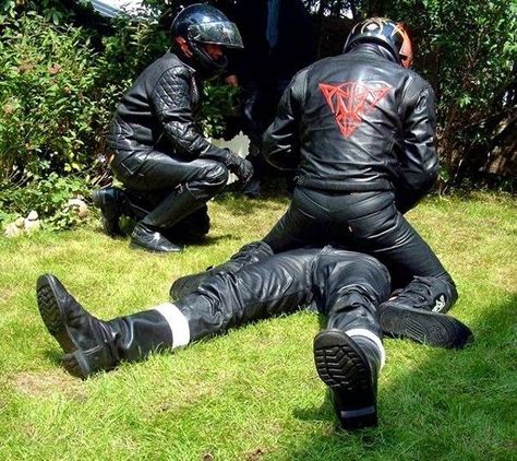 nur leder ist schön Gimp Suit, Motorcycle Boy, Motorcycle Guy, Hot Biker Guys, Bike Leathers, Image Moto, Mens Leather Clothing, Biker Gear, Motorcycle Men