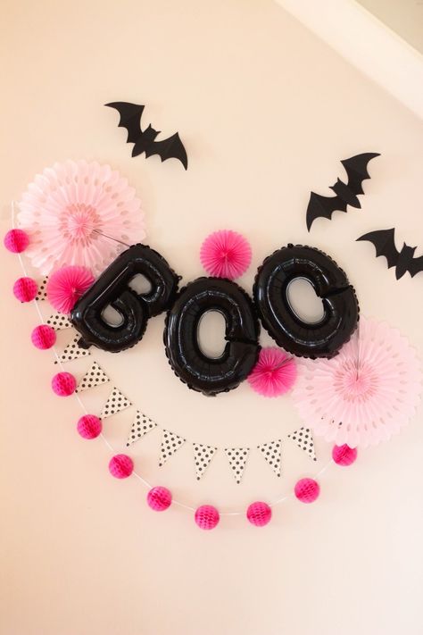 Pink Halloween Birthday Party, Pink Halloween Birthday, Festa Hotel Transylvania, Halloween First Birthday, Halloween Themed Birthday Party, Halloween 1st Birthdays, Halloween Birthday Party, Birthday Halloween Party, Fall Halloween Decor