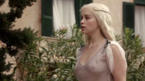 Emilia Clarke khaleesi Game Of Thrones Season 1, Emilia Clarke Pics, Game Of Thrones Screencaps, Emilia Clarke Daenerys Targaryen, Boardwalk Empire, Mother Of Dragons, Emilia Clarke, Cute Couple Images, Winter Is Coming