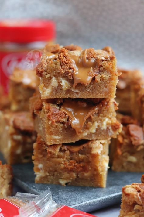 Biscoff Traybake, Easter Blondies, Peanut Fudge, Biscoff Blondies, Blondies Cookies, Biscoff Recipes, Janes Patisserie, Biscoff Biscuits, Biscoff Cookie Butter