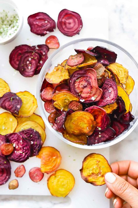 Beetroot Chips Baked, Baked Veggies Oven Recipe, Veggie Chips Recipe, Beetroot Chips, Vegan Superbowl Food, Dried Chives, Vegan Super Bowl, Mediterranean Diet Snacks, Mediterranean Snacks