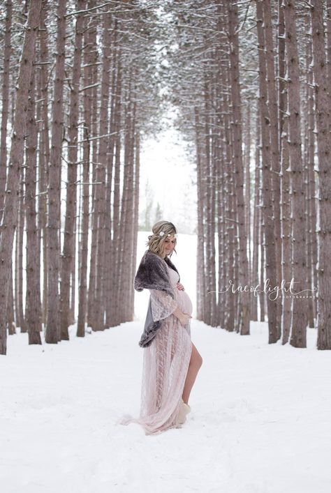 Pregnant Snow Pictures, Maternity Photography January, Cozy Winter Maternity Photos, Maternity Photo Shoot Ideas Snow, Snow Maternity Photoshoot Family, Maturity Photoshoot Winter, Maternity Shoot In Snow, Maternity Winter Photos, Snowy Maternity Photoshoot