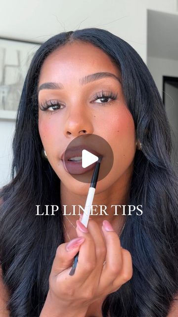 Schae B on Instagram: "The key to lip liner that EATS👇🏾  Blending 🤭   What really makes the difference in a good lip combo is the blend. Looks more seamless. Using the @makeupforever artist pencil in limitless brown.   Save for later 🤎   #lipliner #liplinerhack #brownlipstick" 90s Brown Lip Liner, Line Lips To Look Fuller, Lip Liner For Beginners, Dark Liner With Lipgloss, How To Use Lip Liner Tutorials, Brown Liner Lip Combo, Brown Lip Combos For Dark Skin, Lip Combo For Medium Skin, Brown Lipliner Combo