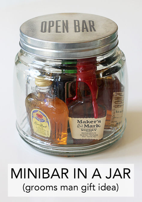 minibar in a jar (an easy gift idea) Mason Jar Christmas Gifts, Diy Gifts For Men, Christmas Mason Jars, Christmas Jars, Cadeau Diy, Open Bar, Christmas Gifts For Him, Jar Gifts, Homemade Christmas Gifts