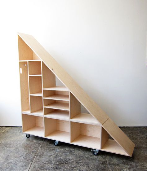 perfect under-stair moveable storage shelves - WAKA WAKA Ruangan Studio, تحت الدرج, Stairs Renovation, Koti Diy, Stairs Storage, Staircase Storage, Kids Basement, Under Stairs Cupboard, Attic Storage