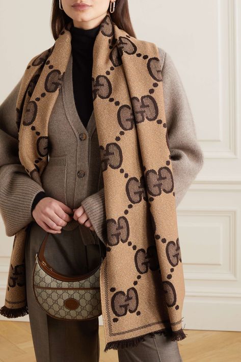 Gucci Outfits Women, Smart Casual Work Outfit, Scarf Outfit, Gucci Outfits, Trendy Fashion Tops, Jacquard Knit, Business Casual Outfits, Winter Fashion Outfits, Scarf Styles