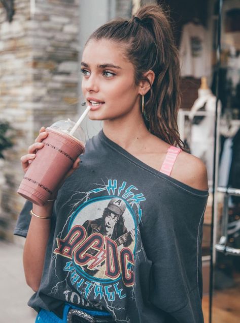 Taylor Hill Taylor Hill Style, No Ordinary Girl, Earrings Outfit, Taylor Marie Hill, Vs Models, Casual Earrings, Taylor Hill, Pink Photo, Bar Stud Earrings