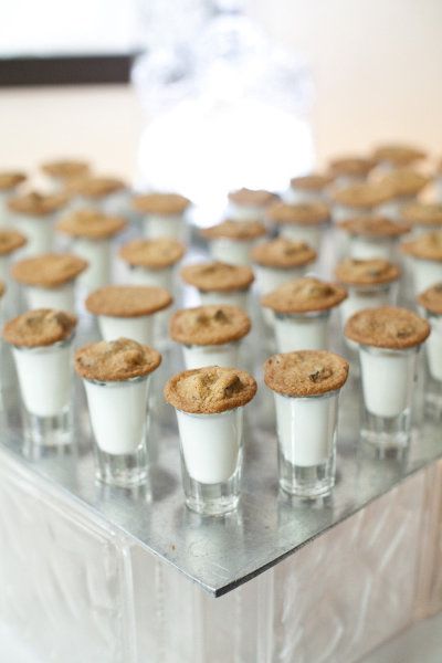 Ideas Para Catering, Cookies Photo, Cookie Shots, Buffet Dessert, Wedding Snacks, Reception Food, Wedding Dessert Table, Milk Bar, Chocolate Caliente