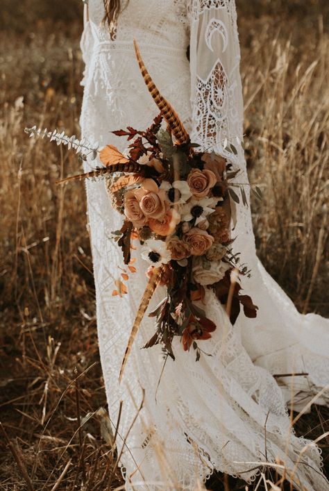 Feather Centerpiece Wedding, Western Elopement, Wedding Flowers Boho, Montana Western, Olive Green Weddings, Feather Bouquet, Rusting Wedding, Montana Elopement, Fall Elopement