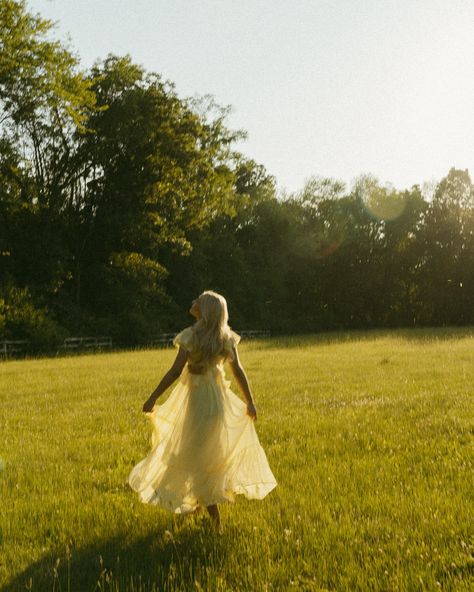 angel girl @sunnyahesby 🥹 #themidwestretreat #seniorinspo #documentaryphotography #storytellingphotography #777luckyfish #dirtybootsandmessyhair #authenticlovemag #unscripted #unscriptedposingapp #theromanticsclub #midwestphotographers #southdakotaphotographer Free Girl Aesthetic, Farm Picture Ideas, Pretty Senior Pictures, Yellow Girl, Sweet 16 Photos, Farm Pictures, Aesthetic Yellow, Maternity Inspiration, Storytelling Photography