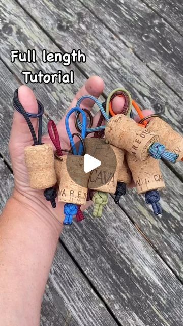 Fishing Craft Ideas, Cork Keychain Diy, Dremel Crafts Beginner, Corchos Ideas, Wine Cork Animals, Keyring Ideas, Floating Keychain, Key Fobs Diy, Diy Crafts Keychain