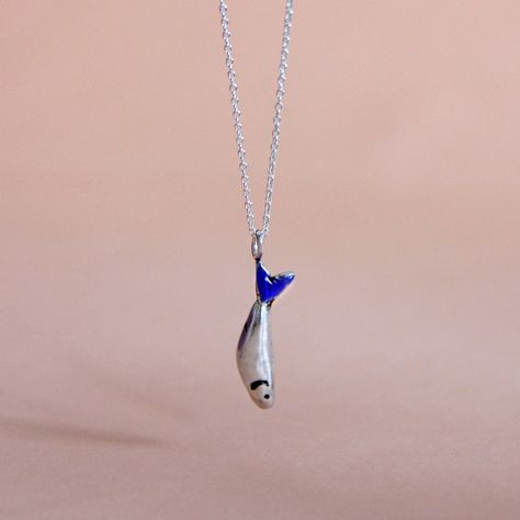 Silver choker necklace with a charm in the shape of a sardine. The sterling silver fish has the fin enamelled in blue 🐟💙 The stretched silver chain measures 40cm or 45cm or 50cm (choose one of two options). NOTE ● Please indicate your phone number in your order. This will help the delivery service to deliver your order. ➤ All our designs are handmade, the color may be slightly different from one to another and from the ones shown in the photo. The piece shown in the picture is not real size. The photo has been enlarged to show the details of the design. OTHER INFORMATION ➤ By purchasing this item you accept the policies of the store, so please take time to read it: https://www.etsy.com/shop/vacialanevera#policies Silver Necklace With Pendant, Handmade Silver Pendant, Handmade Silver Necklace, Back Necklaces, Silver Charm Necklace, Silver Chain Pendant, Necklaces Silver, Fish Necklace, Silver Choker Necklace