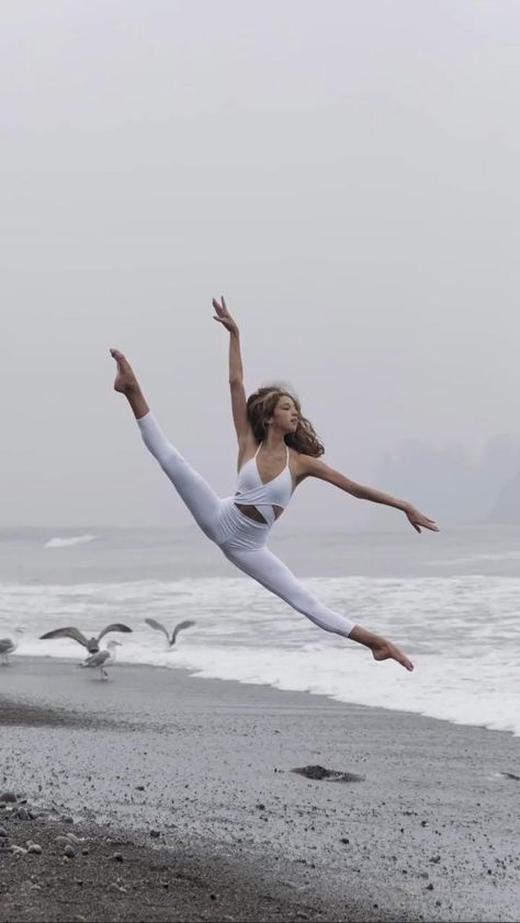 Beach Dance Photography, Ballet Dance Photography, Dance Picture Poses, Dance Photo Shoot, Dancer Photography, Ballet Pictures, Dance Photography Poses, Gymnastics Poses, Ballet Poses