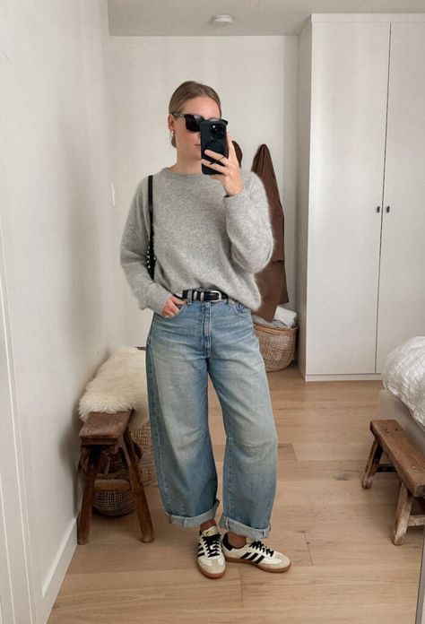 How To Wear Baggy Jeans & Not Look Frumpy in 2024 Mid Size Minimalist Fashion, Jeans Outfit Sneakers, Baggy Jeans Outfit Fall, Baggy Jeans Outfit Ideas, Slouchy Jeans Outfit, Country Goth, Brown Jeans Outfit, Young Mom Outfits, Loose Jeans Outfit