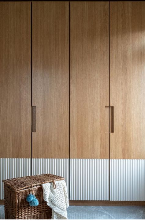 Bedroom Laminate Ideas, New Cupboard Designs, Laminated Wardrobe Design, Contemporary Bedroom Wardrobe, Wardrobe Doors Design, Minimalist Wardrobe Design, Wardrobe Shutter Design Modern, New Wardrobe Design, Wardrobe Handle Design