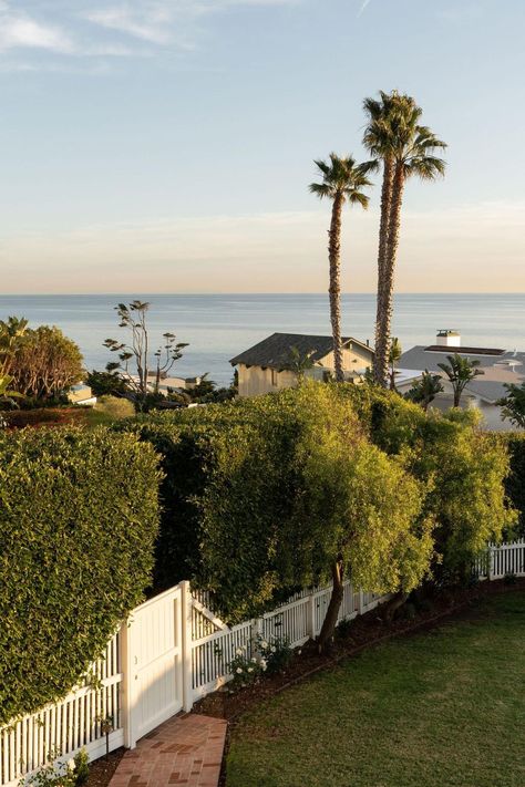 Malibu Homes Interiors, English Cottage Aesthetic, Australia Beach House, Cali House, 1940s Cottage, Country Bathroom Designs, Malibu House, Malibu Homes, Coastal Cottage Decorating