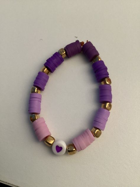 Purple Bracelet Clay Beads, Preppy Clay Bead Jewelry, Clay Bead Bracelet Ideas Aesthetic Purple, Clay Bracelet Ideas Purple, Purple Clay Bracelets, Heishi Bracelet Patterns, Purple Bracelet Ideas Clay Beads, Braclet Ideas Clay Bead Preppy, Fun Bracelets To Make