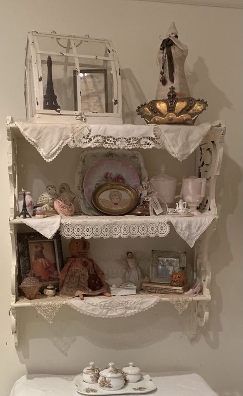 Shelf Inspo Coquette, Reading Area Aesthetic, Coquette Shelves, Coquette Storage, Coquette Shelf, Antique Room Aesthetic, Wooden Shelf Decor, Vintage Decorating Ideas, Vintage Shelves