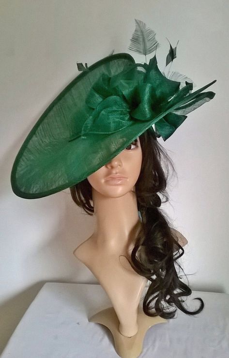 Race Day Hats, Fascinator Hats Diy, Ivory Fascinator, Ladies Dress Hats, Green Fascinator, Classy Hats, Large Brim Hat, Sinamay Fascinator, Bridal Fascinator