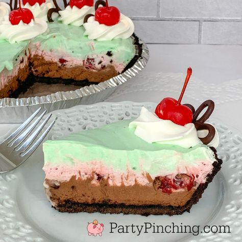 Spumoni Fluff Pie Spumoni Pie, Spumoni Recipe, Spumoni Dessert, Spumoni Cookies, Eclair Cakes, Spumoni Cake, Italian Pie, Spumoni Ice Cream, Fancy Deserts