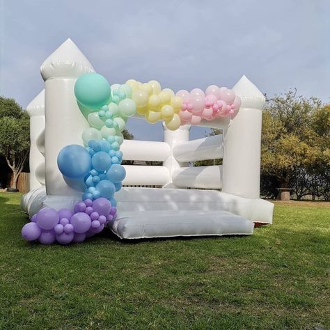 Jumping Castle Balloon Garland, White Jumping Castle With Balloons, Jumping Castle Party Ideas, White Jumping Castle, Princesa Anne, Rainbow Balloon Arch, Castle Party, Jumping Castle, Flower Birthday Party