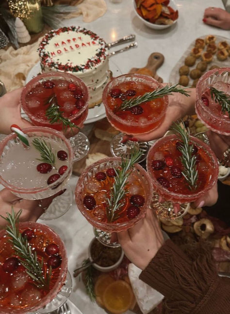 Holiday Drinks Aesthetic, Winter Friends Aesthetic Christmas, Friendsmas Party Aesthetic, Christmas Eve Party Aesthetic, Christmas Cocktail Party Aesthetic, Pretty Christmas Drinks, New Year Table Setting Ideas With Food, Christmas Drink Aesthetic, Rich Christmas Party Aesthetic