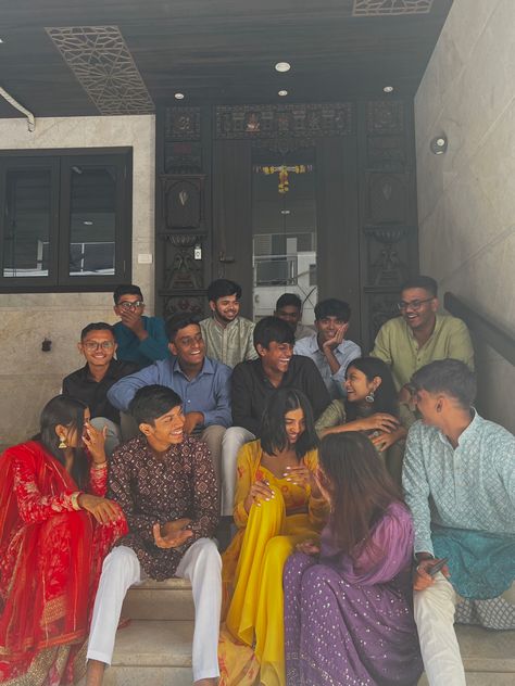 Cousin Group Photo Ideas, Indian School Farewell Aesthetic, Desi Cousin Aesthetic, Desi Events With Friends, Farewell Group Photos, Indian Cousins Aesthetic, Desi College Aesthetic, Cousins Aesthetic Desi, Indian College Aesthetic