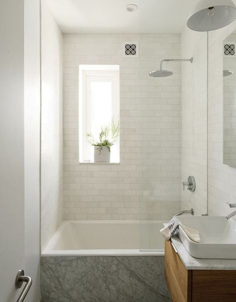 Bathroom Tub Shower Combo, Bathtub Shower Combo, Architecture Renovation, Small Bathtub, Small Bathroom Sinks, Bathroom Tub Shower, White Tub, Small Tub, Small Showers