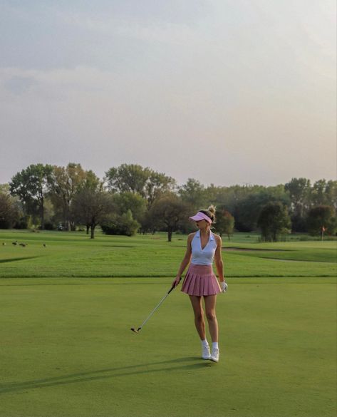 Golf outfit women cute summer cold winter cold weather pub casual fall spring Pink Golf Outfit, Trendy Golf Outfits Women, Golf Costumes, Pub Golf, Country Club Outfit, Country Club Aesthetic, Cute Golf Outfit, Trendy Golf, Spirit Week Outfits