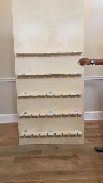 Treat Wall Diy, How To Make A Champagne Wall, Diy Champagne Wall Easy, How To Make A Champagne Wall Diy, How To Build A Champagne Wall, Diy Snack Table, Champagne Wall Diy, Party Favor Wall, Diy Champagne Wall