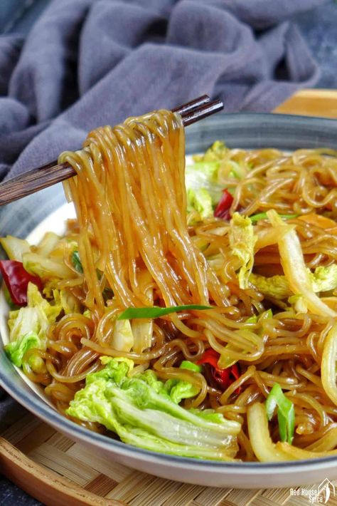 Cook this classic Chinese dish made of silky glass noodles tossed with crunchy napa cabbage in a flavourful braising sauce. It is quick, tasty, and filling! Sweet Potato Glass Noodles Recipe, Napa Cabbage Recipes, Glass Noodles Recipe, Asian Noodle Dishes, Cabbage And Noodles, Glass Noodles, Napa Cabbage, Chinese Dishes, Cabbage Recipes