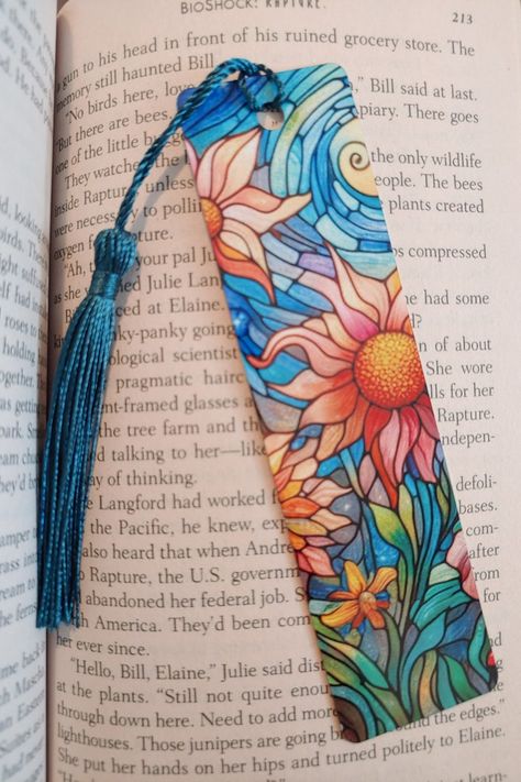 Sunflower Stained Glass Single Sided Metal Bookmark with Tassel - Etsy Brasil Stained Glass Bookmark, Wall Drawing Ideas Creativity, Cute Bookmark Ideas, Drawn Bookmarks, Bookmark Drawing, Cardstock Bookmarks, Glass Bookmark, Bookmarks Ideas, Painted Bookmarks