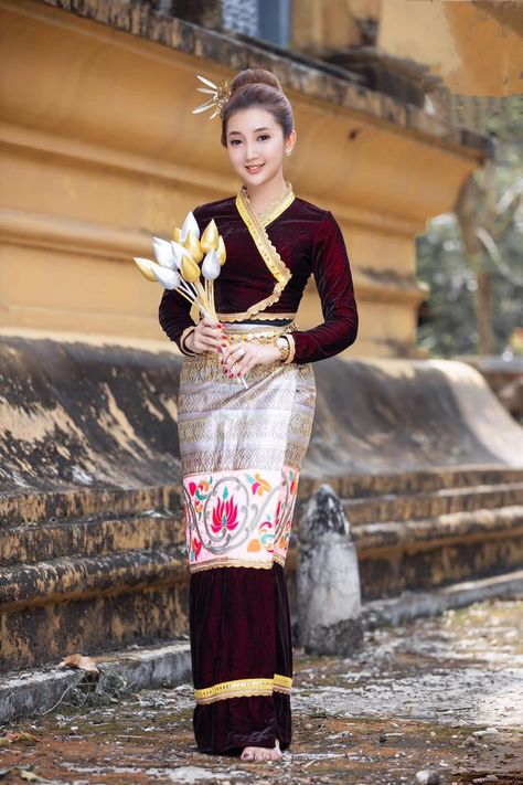 myanmar girl Shan Dress, Traditional Dress For Boy, Myanmar Costume, Fluffy Wedding Dress, Elven Wedding Dress, Pageant Costumes, Cool Nature, Pretty Dresses Casual, Myanmar Girl