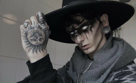 Cowboy Makeup, Goth Punk Aesthetic, Pagan Inspiration, Halloween Parejas, Angel Makeup, Goth Guys, Halloween Makeup Pretty, Witch Makeup, Horror Makeup