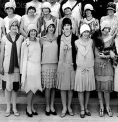 Get rid of your corsets and bustles, we are now in the 1920s also known as the “roaring 20s” or the era of the flapper! Women’s fashion in the early 1920s dramatically changed afte… Style Année 20, Flapper Girls, Istoria Artei, 1920 Fashion, Louise Brooks, Josephine Baker, Flapper Girl, Adored Vintage, Look Retro