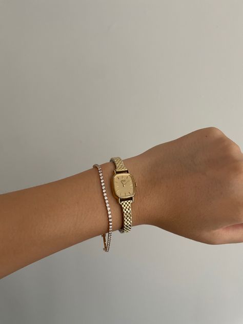 Everyday Vintage Watch, Bracelet Watches Women Vintage Style, Vintage Gold Jewelry And Watches With Bracelet Strap, Vintage Dainty Watch, Dainty Gold Watch Vintage, Vintage Gold Watch, Golden Watch, Gold Bracelet Simple, Wrist Jewelry