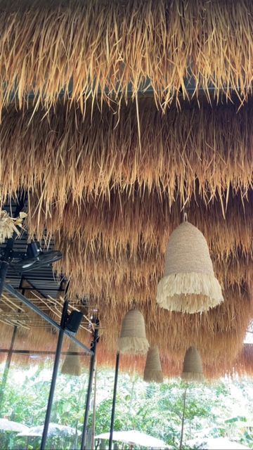 Straw Ceiling, Venue Design, Relaxing Space, Garden Inspo, Coastal Boho, Beach Bar, Coastal Design, Beach Bars, False Ceiling