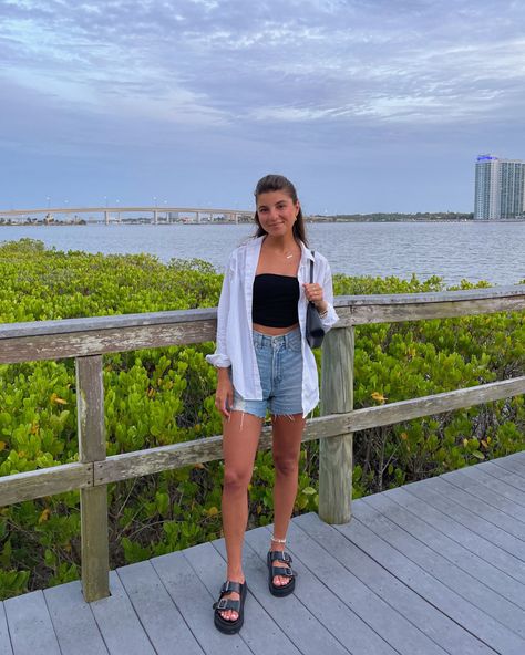 Summer Jean Shorts Outfit, Viviane Audi, Look Short Jeans, Denim Shorts Outfit Summer, Looks Com Short, Short Pants Outfit, Jean Short Outfits, Denim Shorts Outfit, Summer Shorts Outfits